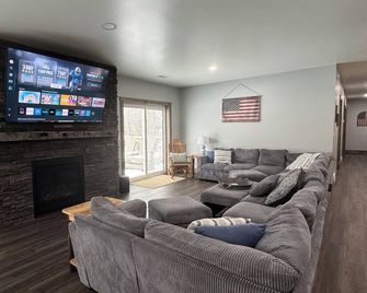 Spacious 5-bedroom house in lovely Ellwood City - Ellwood City - Sala de estar