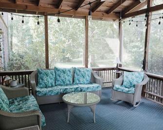 Gorgeous 6 Bedroom Home With Game Room, Pool, Fishing Pond & Pickle Ball Court - Montevallo - Wohnzimmer