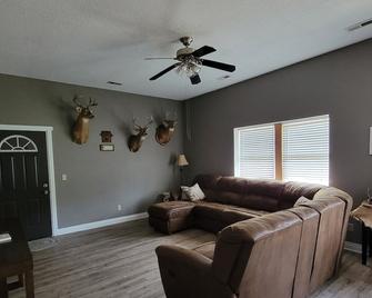 Family Style home -2 bedrooms 1 bath - Birdseye - Sala