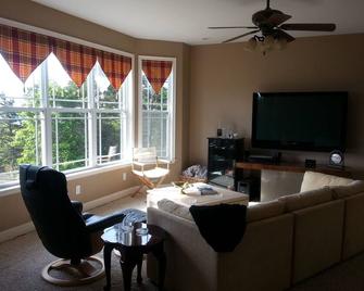 Lookout Mountain & Valley Views. Close to 3 Event Venues on Sand Mountain, GA. - Trenton - Living room