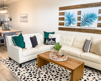 Updated Mexico Beach Abode w/ Yard, Steps to Sand! - Mexico Beach - Sala de estar