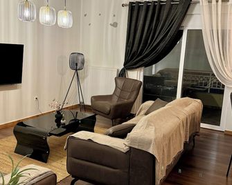 Luxe Coastal Retreat Apartment - Alexandroupolis - Wohnzimmer