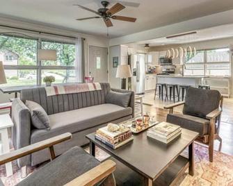 Modern Beach Bungalow, Firepit, Foosball, Hot tub, IN Dunes Natl Park - Gary - Living room
