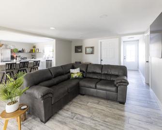 Elegant Home & A Golfers Paradise - Fenton - Living room