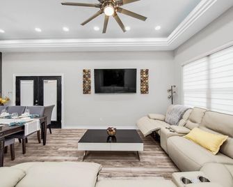 Newly Remodeled Modern Great Location 4BR 7 Beds Close to Many Attractions - Brownsville - Living room