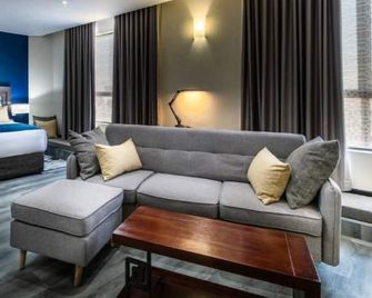 جراند أريا هوتل - غابورون - غرفة معيشة