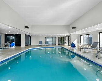 Spark by Hilton Green Bay - Green Bay - Piscina