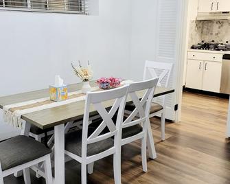 New luxury apartment in Baltimore City near JHU and the heart of Hampden - Baltimore - Dining room