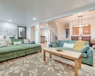 Amish Country Escape: Decatur Family Farmhouse - Decatur - Huiskamer