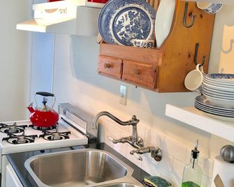 Heavenly Hot Tub, Wifi 2 Miles From Downtown - San Antonio - Kitchen