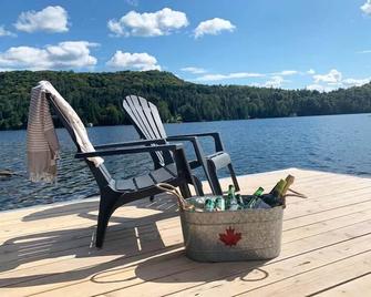 Chalet Balétor Luxury waterfront chalet, quiet lake, hot tub - Sainte-Lucie-des-Laurentides - Patio