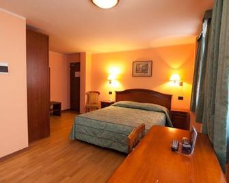 Hotel Breuil - 布勒伊-切爾維尼亞 - 臥室