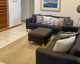 Kybra Retreat 4 Bedroom 3 Bathroom Luxury House With Pool Stra6726rdjn2c7f - Cable Beach - Living room