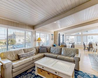 Lovely home with private pool, hot tub, foosball, air hockey & easy beach access - Virginia Beach - Pokój dzienny