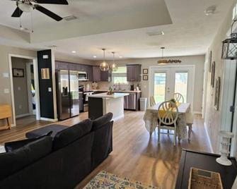 3-bedroom house in the heart of the “Spring Capital of the world” - Trenton - Sala de estar