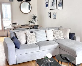 Le Rabelais, typical duplex in Chinon, 500m from the castle, quiet, free parking - Chinon - Salon