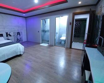 Seosan Hotel Iris - Seosan - Bedroom
