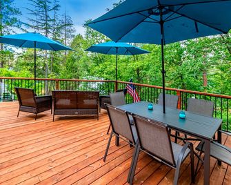 Lovely home with boat slip, association beach, large deck, WiFi & laundry - Bass Lake - Balcón