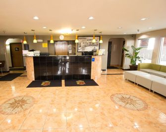 Super 8 by Wyndham Chicago O'Hare Airport - אלק גרוב וילאג' - דלפק קבלה