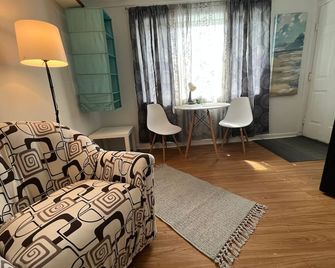 Cobmin Ridge Motel - Branchville - Living room