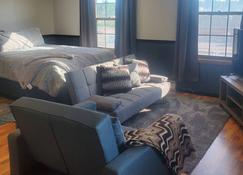 Cozy downtown corporate studio fully furnished - Medford - Wohnzimmer