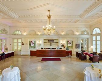 Austria Trend Hotel Schloss Wilhelminenberg - Vienna - Front desk