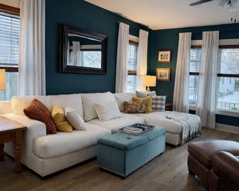 Historic Retreat • Walk to Downtown • Hot Tub - Fremont - Living room