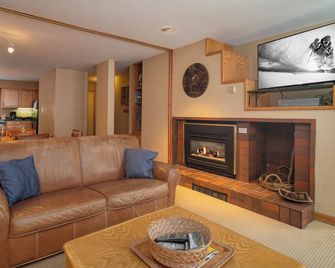 2 bedroom condo sleeps 9, ski-in/ski-out access - 엠파이어 - 거실