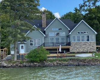 Cozy cottage-breathtaking sunsets. Lake front. Close to casino & racetrack. - Delanson - Bâtiment