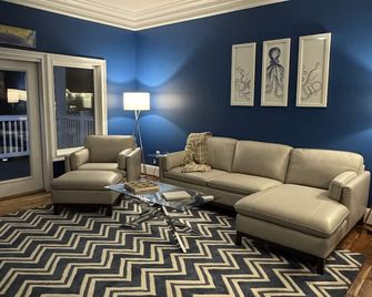 Waterfront condo. Walk to restaurants, and a short drive to beach, and Southport - Southport - Living room