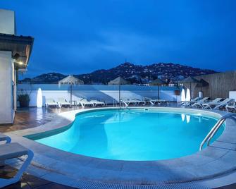 أوتيل يوريت سانتا روزا أحد فنادق بييري آند فاكانسيز - يوريت دي مار - حوض السباحة