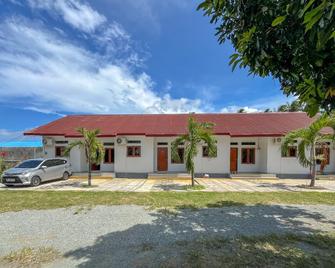 RedDoorz Syariah at Home Ampana Guest House Ampana Kota - Ampana Kota - Edificio
