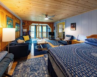 Amazing People & Pet-Welcoming Country Haven - Charlemont - Bedroom