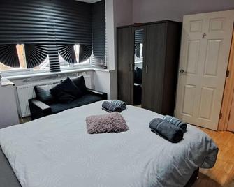 Comfy Fenia Stay - London - Bedroom