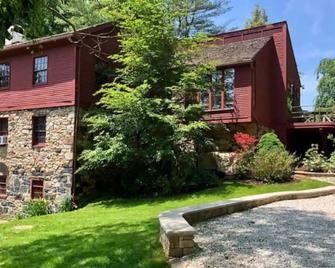 Sanctuary in a 300+ year old restored mill in the countryside. Dog Friendly! - Kennett Square - Building