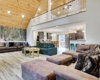 Soose Manor Spa Bbq Games And Bar Near Lake - Tafton - Living room