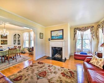 Edenton Vacation Rental with Patio Walk Downtown - Edenton - Huiskamer