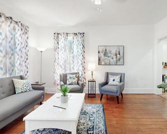 Charming 3-bedroom house in Mansfield with WiFi, AC, full kitchen - Mansfield - Living room