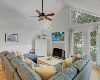 Lake Village 10 by Wild Dunes, with Amenities - Isle of Palms - Obývací pokoj