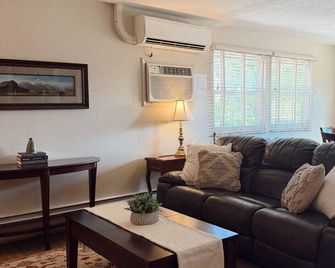 Spacious Upstairs Loft - Miles City - Huiskamer