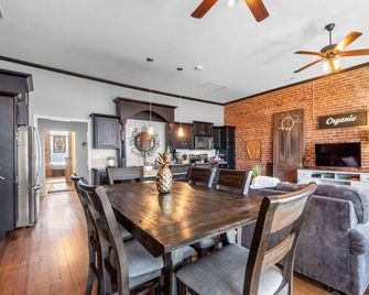 Downtown Loft w/ Amazing Bath Tub & Shower - Perryville - Dining room