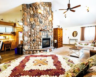 Alpen Way Chalet Mountain Lodge - Evergreen - Living room