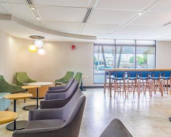 Great Choice For Whatever Brings You To Town! Onsite Swimming Pool - Miami Springs - Ресторан