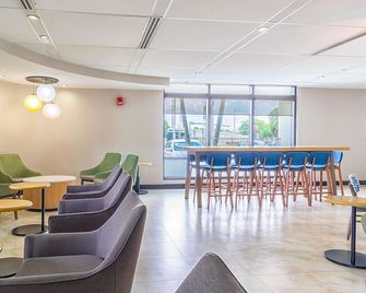 Great Choice For Whatever Brings You To Town! Onsite Swimming Pool - Miami Springs - Restaurant