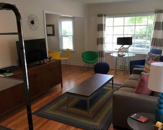 Kitschy House on a Quiet Tree Lined Street in Upscale Evanston Neighborhood - Evanston - Living room