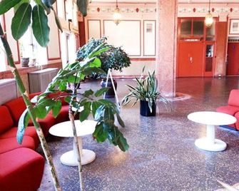 Riviera Hotel - Newark - Lobby