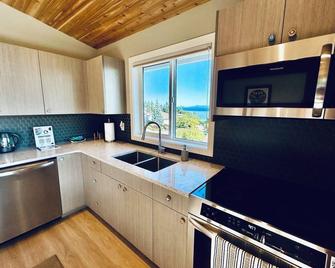 The Raven Haven Loft w/ Majestic Views & Nearby Neighbourhood Beaches - Nanaimo - Cocina