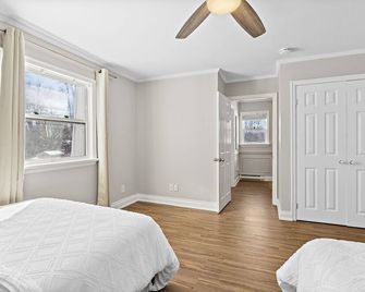 Cozy Lakefront Cottage - Georgina - Bedroom