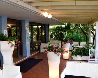 Hotel Ambasciata - צ'זנאטיקו - פטיו