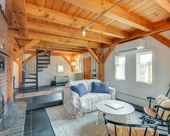Cozy Pet-Friendly Cottage Near Fort Knox and Acadia - Penobscot - Living room